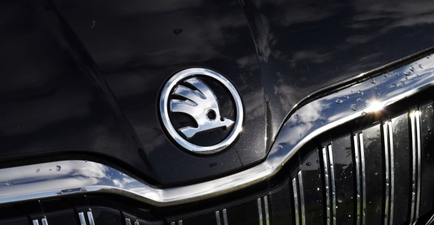 Motorhaube eines Skoda-Fahrzeuges, welches die Entwicklung von günstigen Elektroautos einstellt