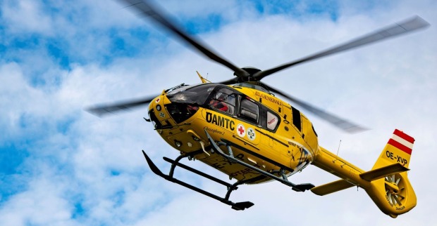 Notarzthubschrauber des ÖAMTC fliegt nach Kran-Unfall im Pitztal einen verletzten Mann in die Klinik Innsbruck.