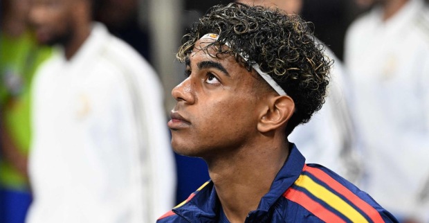 Lamine Yamal blickt vor einem Spiel der WM 2026 konzentriert nach oben. Der Star des FC Barcelona steht aktuell auch wegen seiner Freundin Inés García im Fokus.