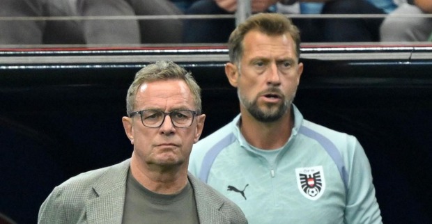 Lars Kornetka neben Ralf Rangnick beim ÖFB-Nationalteam während eines Spiels im Stadion