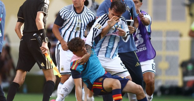 Leandro Paredes attackiert nach dem WM-Finale 2026 einen spanischen Spieler. Der Argentinien-Star sorgt nach der Niederlage gegen Spanien für einen Prügel-Eklat.