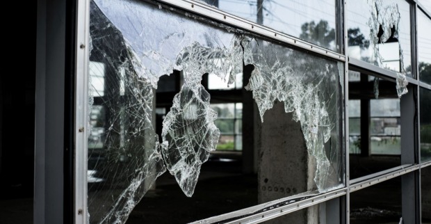 Beschädigte Glasfront eines Supermarktes