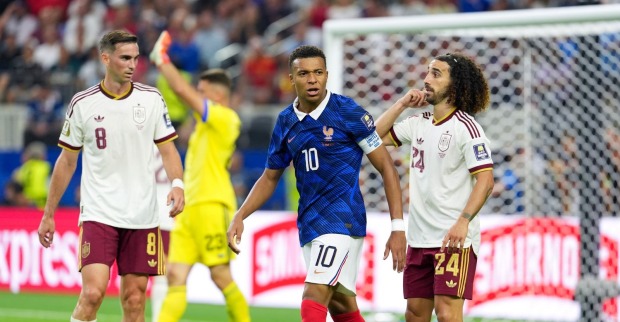 Marc Cucurella im spanischen Nationaltrikot steht während eines WM-Spiels auf dem Platz