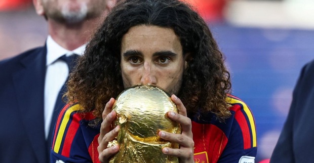 Marc Cucurella küsst nach dem WM-Finale 2026 den WM-Pokal und feiert mit Spanien den Weltmeistertitel nach dem Sieg gegen Argentinien.