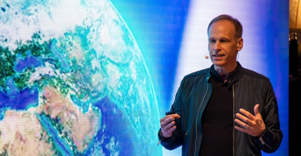 Marcus Wadsak steht vor einer Wetterkarte und erklärt die Entwicklung einer Hitzewelle in Österreich mit möglichen Temperaturen über 35 Grad.