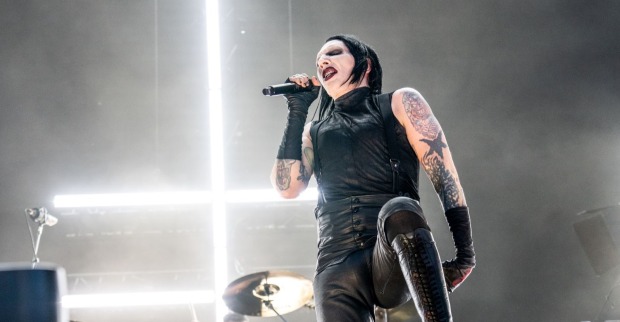Marilyn Manson steht im Scheinwerferlicht auf der Bühne während einer Liveshow