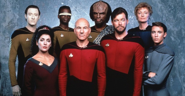 Marina Sirtis als Deanna Troi mit der Crew von Star Trek: The Next Generation. Die Schauspielerin kommt als Stargast zur Vienna Comic Con 2026 nach Wien.