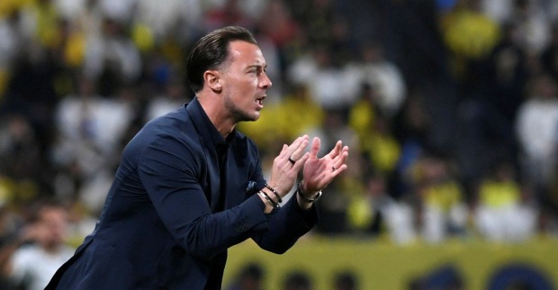 Matthias Jaissle beobachtet das Geschehen an der Seitenlinie während eines Fußballspiels