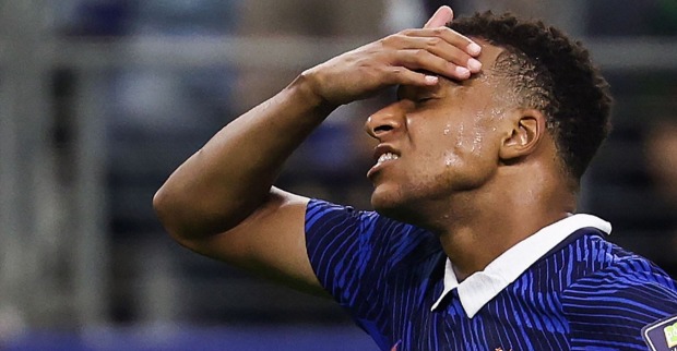 Kylian Mbappé reagiert enttäuscht nach der 0:2-Niederlage im WM-Halbfinale Frankreich – Spanien und dem verpassten Einzug ins WM-Finale.