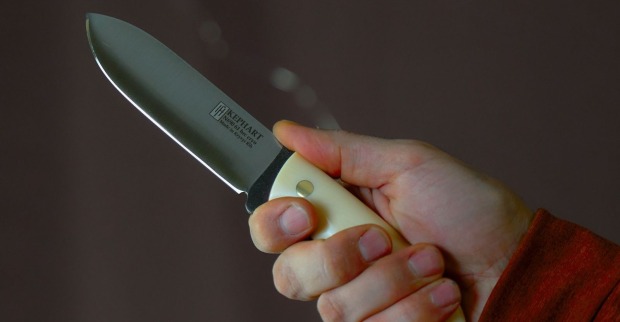 Symbolbild: Eine Hand hält ein Messer. Das Bild steht symbolisch für eine Messerattacke in einem Einkaufszentrum.