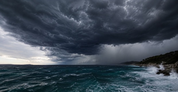 Meteotsunami Kroatien: Sturm über der Adria mit hohen Wellen und dunklen Gewitterwolken an der Küste von Hvar