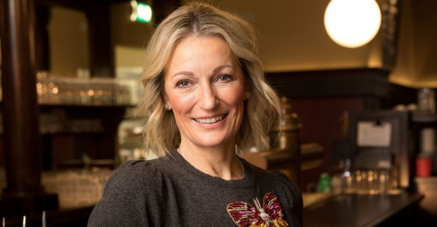 Monika Gruber lächelt in die Kamera. Die Kabarettistin feiert 2026 mit ihrem neuen Programm „Es huift ja nix“ ihr Bühnen-Comeback.