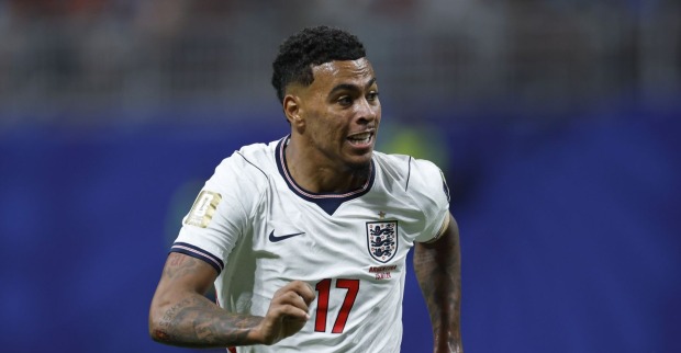 Morgan Rogers im England-Trikot während eines Spiels – der Nationalspieler steht vor seinem Wechsel zu Chelsea