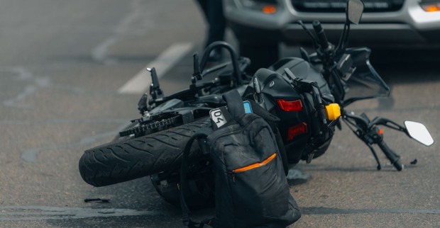Ein Motorrad liegt nach einem Unfall auf einer Straße
