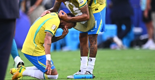 Neymar kniet nach Brasiliens WM-Aus 2026 weinend am Boden, während ein Mitspieler ihn tröstet – emotionaler Abschied des Rekordtorschützen.