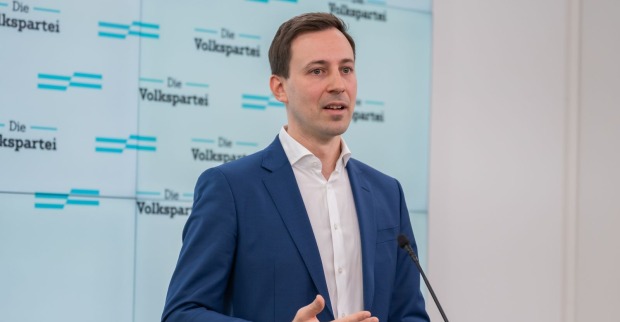 Nico Marchetti bei einer Pressekonferenz der ÖVP vor Parteihintergrund während seiner Zeit als Generalsekretär