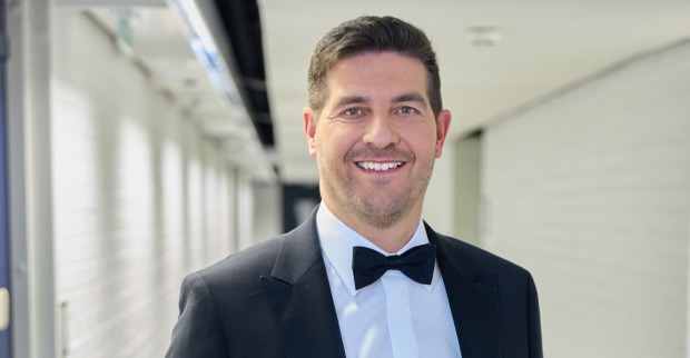 Norbert Oberhauser lächelt in einem schwarzen Smoking in die Kamera. Der ORF-Moderator zeigt nach der Geburt seiner Zwillinge auf Instagram emotionale Einblicke in sein Familienglück.