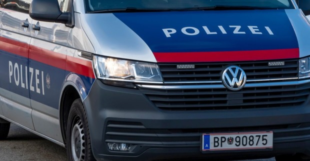 Polizeifahrzeug der österreichischen Polizei mit Schriftzug „Polizei“, Symbolbild zur Öffentlichkeitsfahndung nach einer vermissten 52-jährigen Frau.