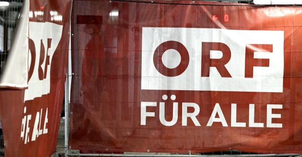 ORF-Logo auf einem Banner vor dem ORF-Zentrum in Wien. Wegen einer Budgetkürzung wird über eine mögliche Erhöhung des ORF-Beitrags diskutiert.