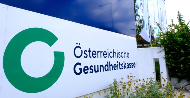 Logo der österreichischen Gesundheitskasse auf einem Gebäude als Symbol für neue Selbstbehalt-Rechnungen bei Krankentransporten in Österreich