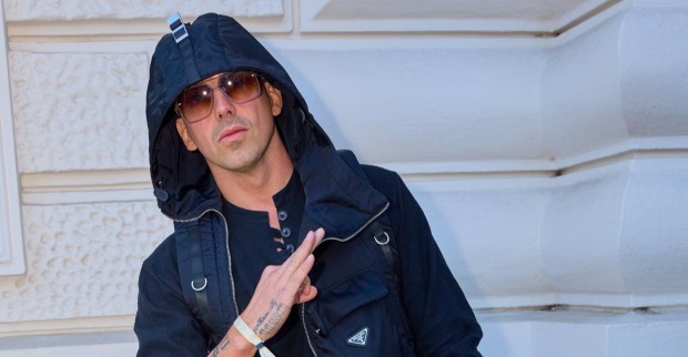 RAF Camora posiert in schwarzem Outfit mit Kapuze und Sonnenbrille. Der Wiener Rap-Star überraschte seine „Squadra“ mit einer exklusiven WhatsApp-Nachricht zum Presale der Palmen aus Plastik Tour 2026.