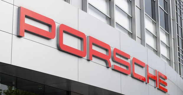 Porsche Logo an Firmengebäude – Stellenabbau bei Porsche mit bis zu 4000 betroffenen Jobs