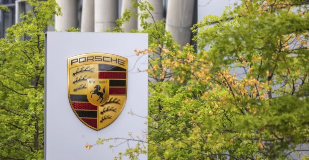 Porsche-Logo am Unternehmensstandort in Stuttgart. Der Sportwagenhersteller kündigt den Abbau von 5.000 Stellen im Zuge seines Sparkurses an.