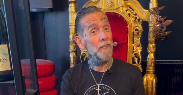 Crazy Cheese-Gründer Roland Ludomirska sitzt auf einem goldenen Thron und spricht in einem Social-Media-Video über seine Marke.