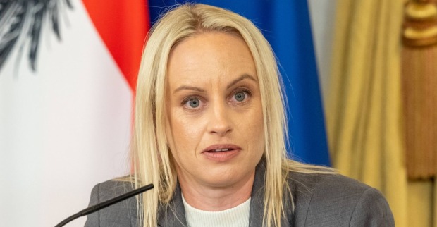 Michaela Schmidt kritisiert mögliche Trump-Einflussnahme bei der Roten Karte gegen Balogun