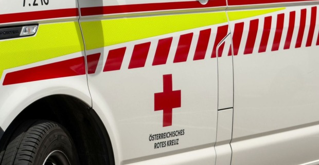 Rotes Kreuz Rettungsfahrzeug bei Einsatz nach Traktor-Unfall in Satteins Vorarlberg