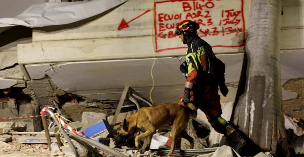 Erdbeben in Venezuela: Ein Rettungskräfte-Team sucht mit einem Suchhund in den Trümmern eingestürzter Gebäude nach Überlebenden und Opfern der schweren Erdbeben.