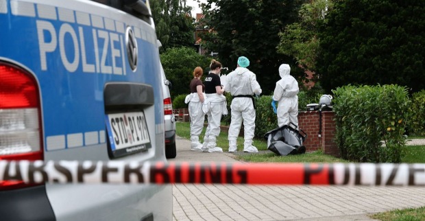 Polizei und Forensiker sichern Spuren am Tatort in Stade nach tödlicher Schussattacke mit sechs Opfern, Verdächtiger tot in U-Haft aufgefunden