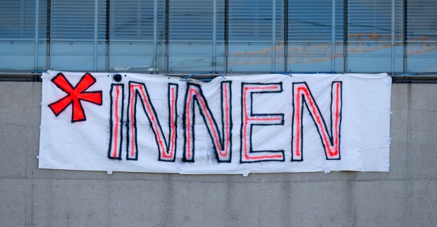 Banner mit der Aufschrift „*INNEN“ an einem Gebäude in der Steiermark. Das Bild symbolisiert die Debatte um das Gendern und die neuen Sprachregeln der steirischen Landesverwaltung.