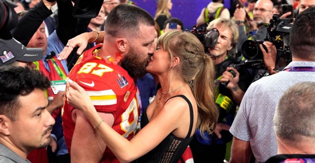 Taylor Swift küsst Travis Kelce.