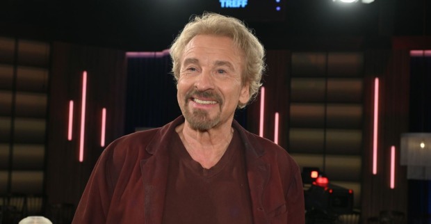 Thomas Gottschalk lächelt bei einem TV-Auftritt in die Kamera. Der Entertainer gab nach seiner Krebsdiagnose ein positives Gesundheitsupdate und erklärte, derzeit krebsfrei zu sein.