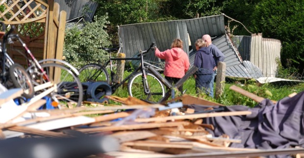 Bewohner die Tornado-Schäden an ihren Häusern in Glücksstadt begutachden