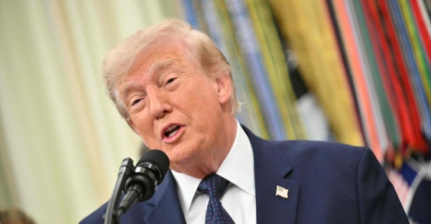 Donald Trump spricht vor Mikrofon über FIFA-Entscheidung zur Roten Karte bei der Fußball-WM 2026