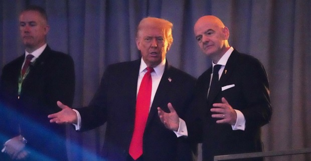 Donald Trump spricht mit FIFA-Präsident Gianni Infantino bei der WM 2026 – Debatte um aufgehobene Rote Karte für Balogun