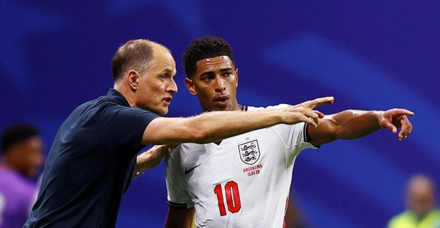 Tuchel spricht mit England-Spieler während WM-Halbfinale gegen Argentinien und verteidigt seine Taktik
