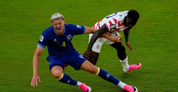 USA vs. Bosnien: Folarin Balogun foult Tarik Muharemovic und sieht dafür die Rote Karte.
