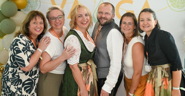 Mehrere Menschen lachen in die Kamera