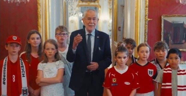 VDB spricht mit Kindern im Hintergrund über das Österreich Spanien WM-Spiel und bittet Eltern, Kinder länger fernsehen zu lassen