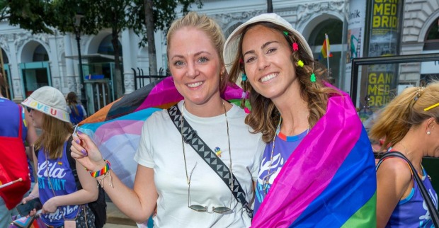 Viktoria Schnaderbeck und ihre Ehefrau Anna gemeinsam bei einer Veranstaltung. Die ehemalige ÖFB-Kapitänin und ihre Partnerin sind seit 2023 verheiratet und haben eine gemeinsame Tochter.