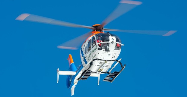 Rettungshubschrauber Gallus 1 fliegt nach schwerem Verkehrsunfall in Vorarlberg über die Unfallstelle