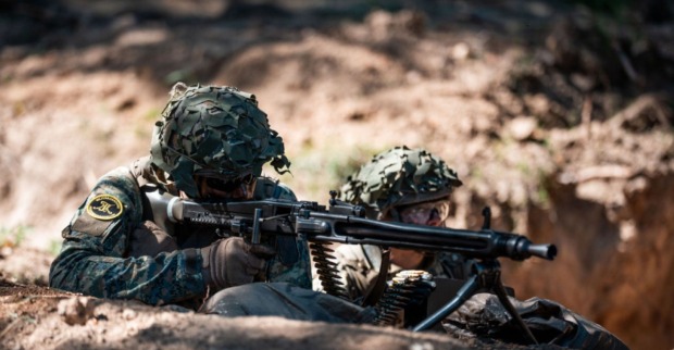 Soldaten des Bundesheeres bei einer Gefechtsübung mit Maschinengewehr im Schützengraben im Zuge der Reform der Wehrpflicht und Landesverteidigung.