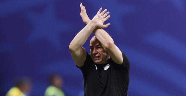 Hossam Hassan zeigt beim WM-2026-Achtelfinale zwischen Argentinien und Ägypten die umstrittene X-Geste, die anschließend eine FIFA-Untersuchung auslöste.