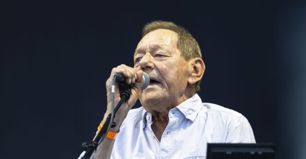 Wolfgang Ambros bei einem Konzert am Mikrofon. Der Austropop-Star spricht über den tragischen Bootsunfall in Griechenland und die schweren Vorwürfe danach.
