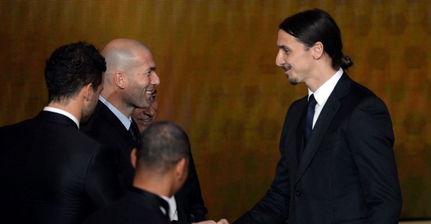 Zinedine Zidane und Zlatan Ibrahimović begrüßen sich bei einer Gala. Zidane gilt nach dem WM-Aus Frankreichs als Favorit auf den Posten des französischen Nationaltrainers.