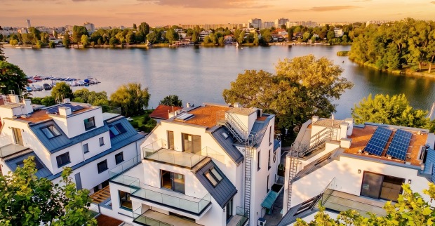 Häuser an der Donau bei Abenddämmerung | Credit: Glorit Bausysteme