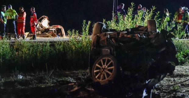 Schwerer Frontalcrash auf der B470 bei Dietersheim: Einsatzkräfte stehen nachts an den völlig zerstörten Unfallfahrzeugen.